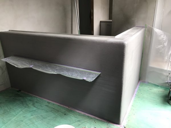 樹脂モルタルで下塗りをした状態のカウンター