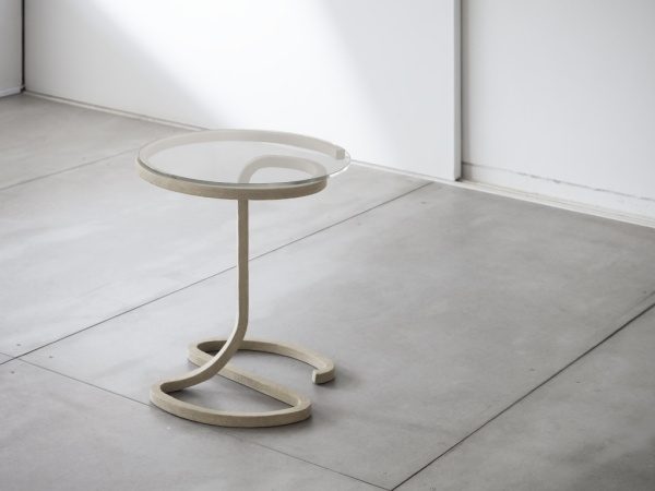 白土を使った風土仕上げのテーブル脚。横から見たテーブル全体図