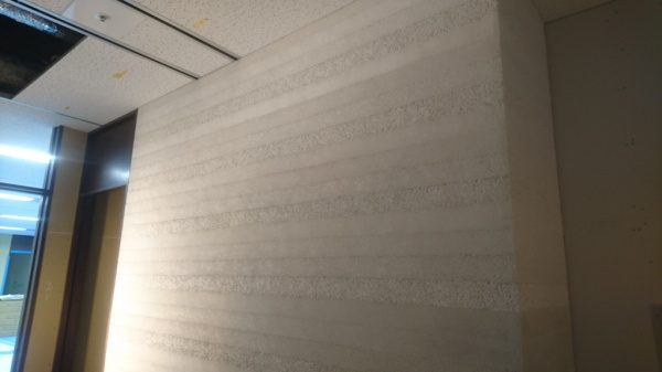 オフィス壁面の白い塗り版築壁