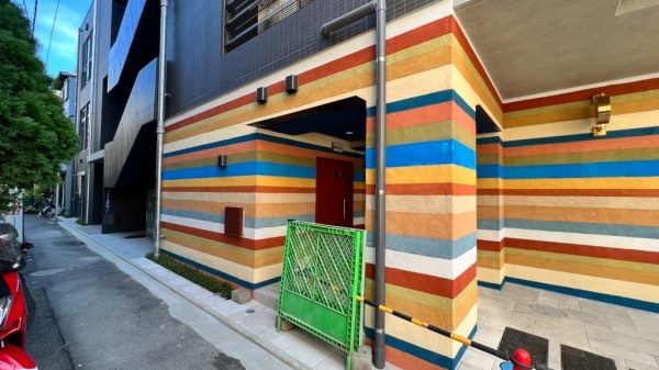 保育施設のカラフルな塗り版築壁施工例