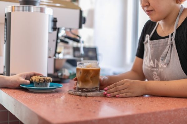 カウンターの上に置かれたコーヒーとマフィン