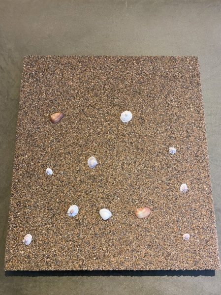 砂浜を表現した貝殻入りの左官アートパネル