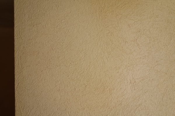 漆喰硅砂入り木鏝仕上げの住宅壁