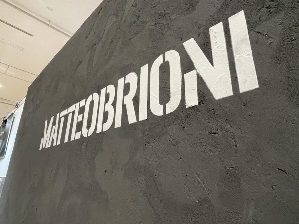 マッテオブリオーニTM02のペペネロ色の壁。文字色部分はマッテオブリオーニのラテ色