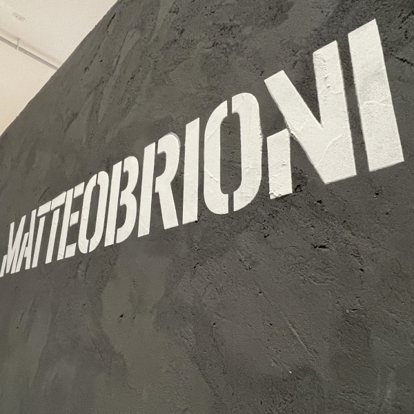 マッテオブリオーニ - 展示会壁面に施工
