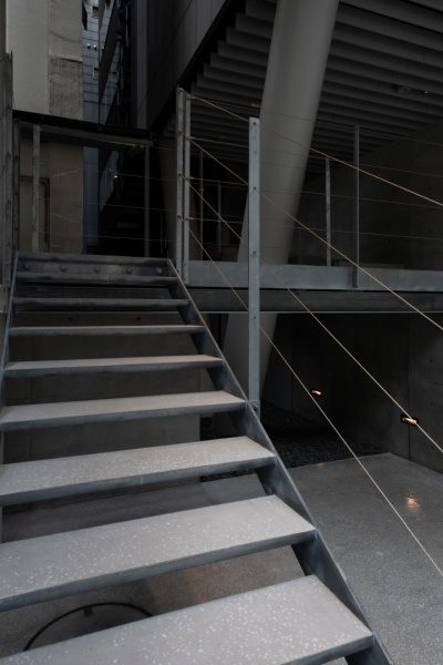 マンションエントランスのビールストーン仕上げの床と階段