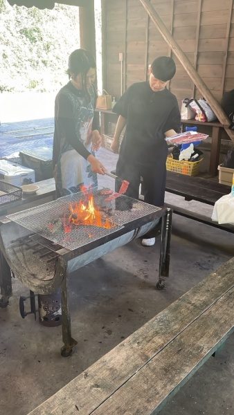 原田左官BBQイベント。肉を焼いている