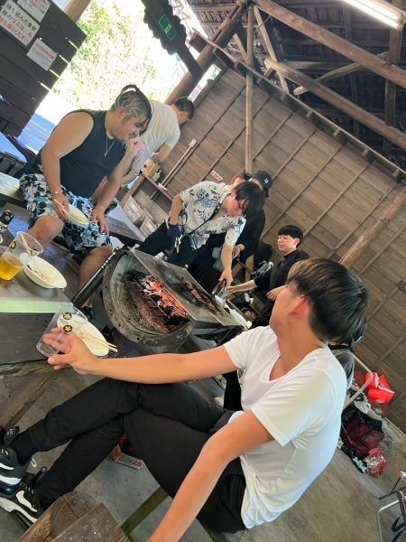 原田左官BBQイベント。食事中