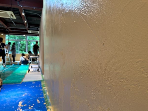 施工中の漆喰塗り壁