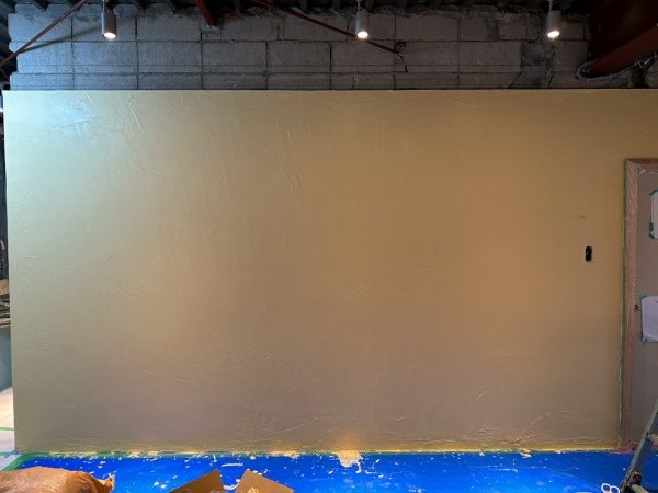 DIYで施工した乾く前の漆喰塗り壁