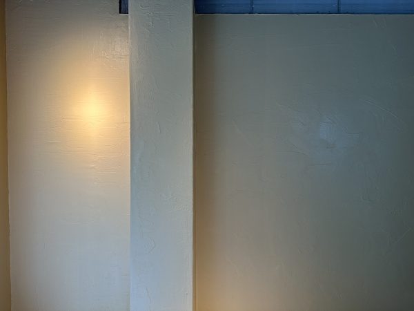 DIYで施工完了した漆喰塗り壁