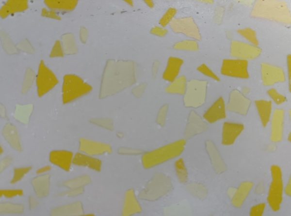黄色いジェスモナイトの破片を使ったテラゾ模様