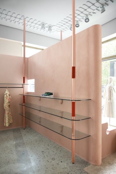マッテオ・ブリオーニの内装壁面と家具の施工例。TerraVista(テラビスタ)Smooth Plus仕上げ、色はVinaccia（ヴィナッチャ）