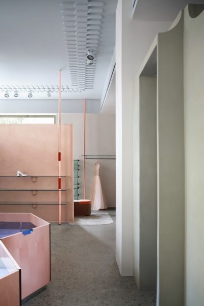 マッテオ・ブリオーニの内装壁面と家具の施工例。TerraVista(テラビスタ)Smooth Plus仕上げ、色はVinaccia（ヴィナッチャ）