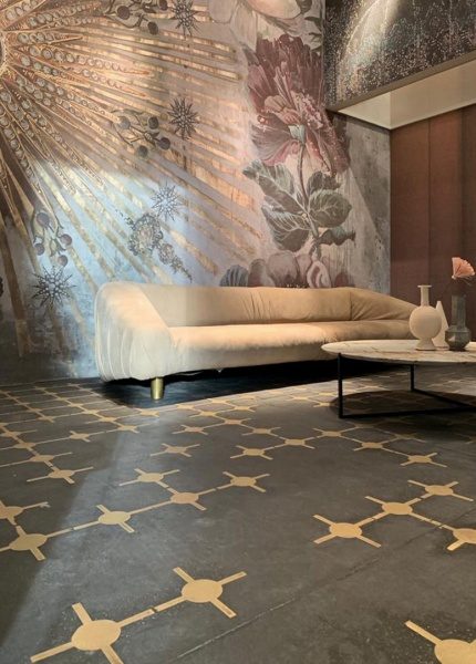 マッテオ・ブリオーニの内装床の施工例。TerraTon(テラトン)仕上げ、色はPepeNero（ペペネロ）