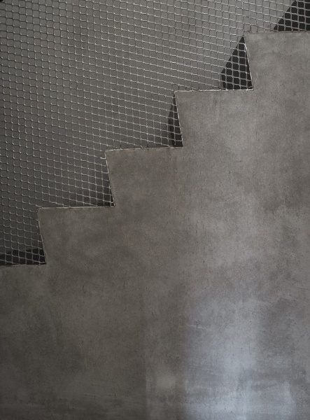 マッテオ・ブリオーニの特殊意匠の施工例。TerraWabi（ワビ）仕上げ、色はSALEGRIGIO（サーレグリジオ）灰色系