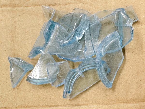 粉砕したプラスチックコップ