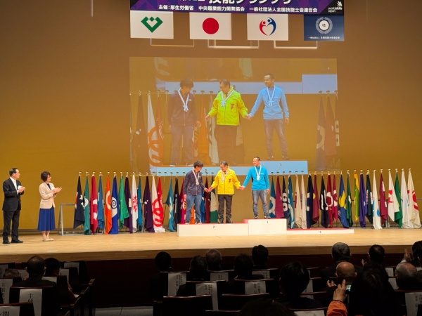 第３２回技能グランプリ閉会式。タイル貼り競技金賞で表彰台に乗る根来さん