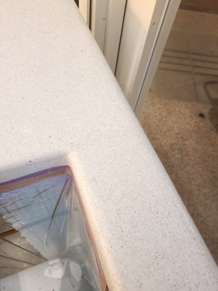 白いビールストーンの特注カウンター什器