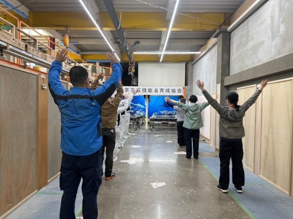 新人訓練にて皆で体操する新人見習い工さん達