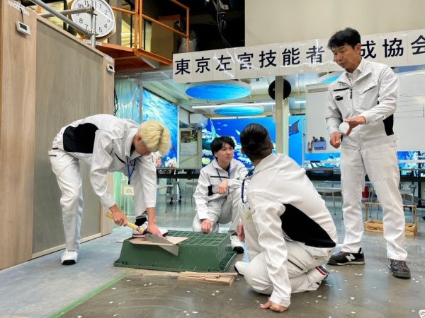 鏝板と道具箱作りを行う新人さん達