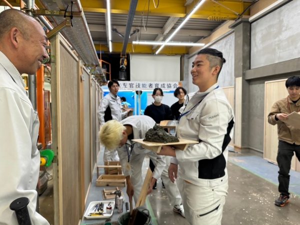 塗り壁トレーニングをする見習い工の新人さん達