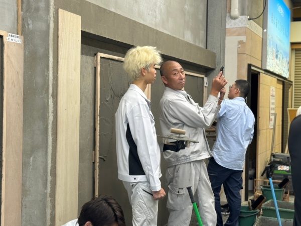 見習い工の新人さんを指導する東左育の久保さん