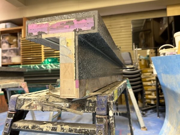 木工下地に施工中のテラゾ仕上げ専用セメント材のビールストーン