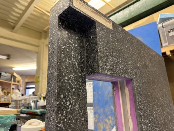 木工下地に施工した光沢のあるビールストーン仕上げ