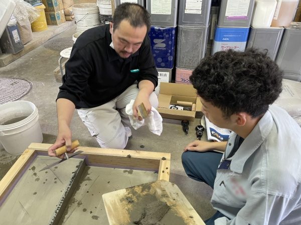 高校生左官三級レクチャー。左官鏝と鏝板の持ち方をレクチャー