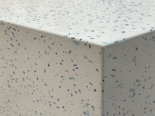 ビールストーンのオフィスベンチ施工例。プラスチック破片入り