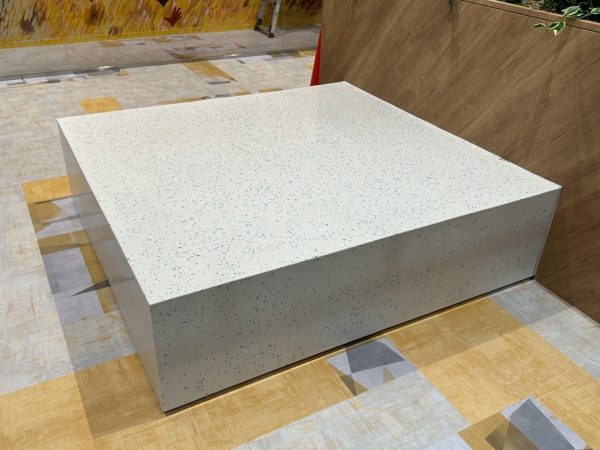 プラスチック破片入りビールストーンのオフィスベンチ施工例