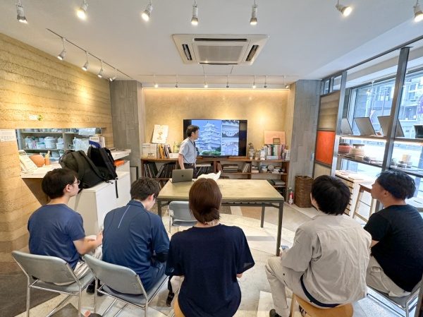 三興塗料様の左官体験講習の様子。座学シーン
