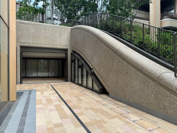 洗い出しネットストーンで施工した階段の壁