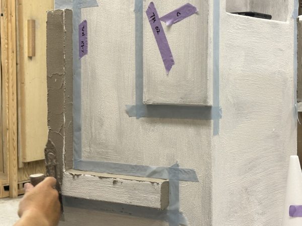 什器の立体パーツごとに上塗りのマッテオ・ブリオーニを塗り付け