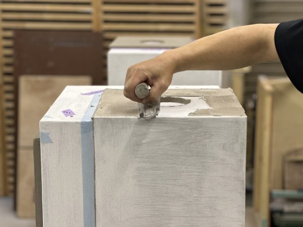 什器の立体パーツごとに上塗りのマッテオ・ブリオーニを塗り付け