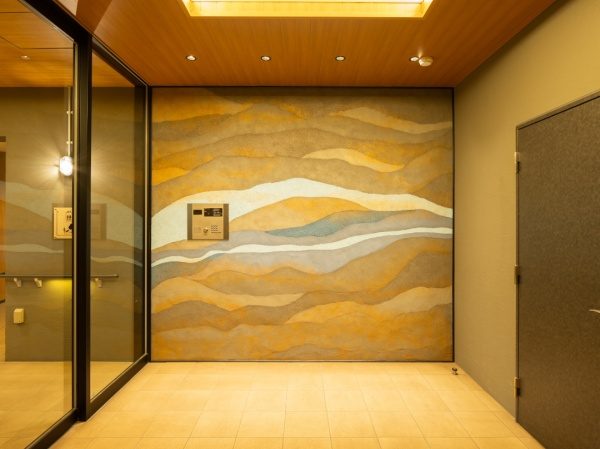 マンションエントランスに施工したプラスタル塗り版築の壁