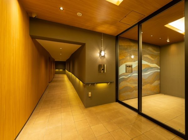 マンションエントランスに施工したプラスタル塗り版築の壁