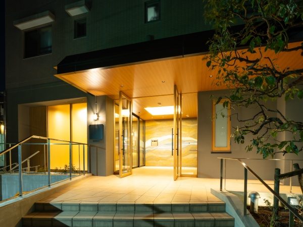 マンション外観から見えるエントランスに施工したプラスタル塗り版築の壁