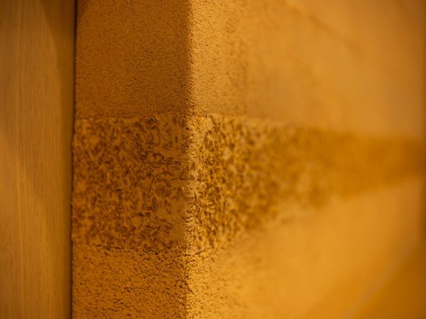 一部の層にもみ殻を入れた塗り版築の壁