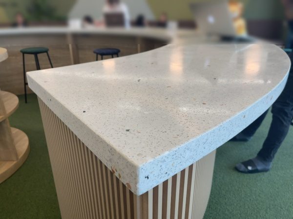白いビールストーンで施工した受付カウンター天板