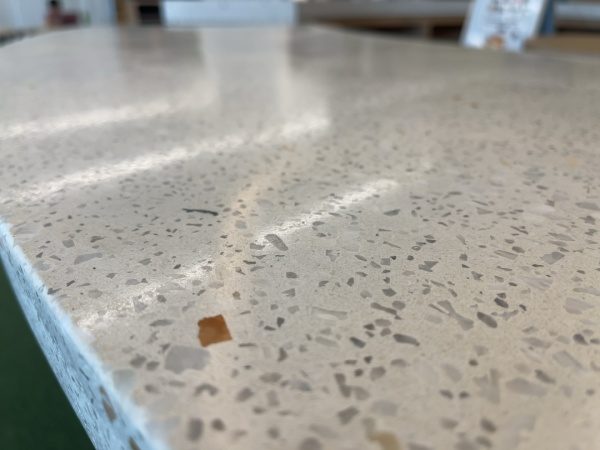 白いビールストーンで施工した円形の受付カウンター天板