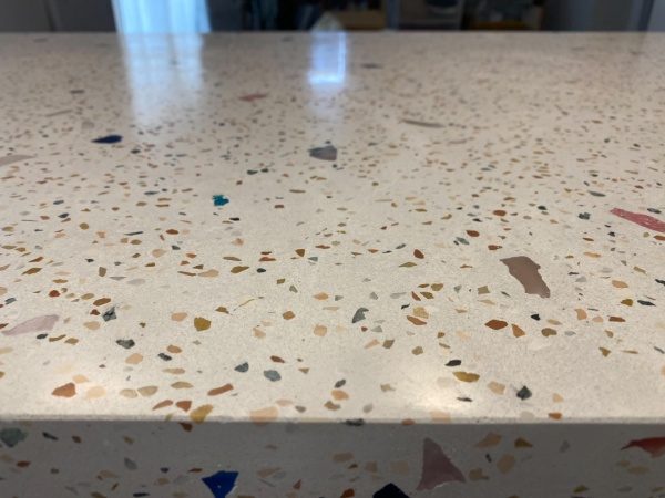特注色ガラス骨材入りビールストーンで施工したカウンター