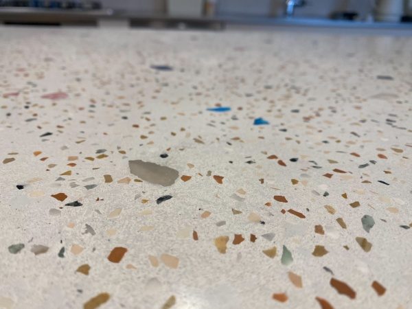特注色ガラス骨材入りビールストーンで施工したカウンター