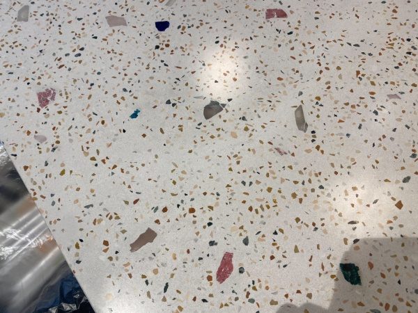 特注色ガラス骨材入りビールストーンで施工したカウンター