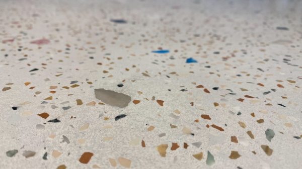 特注色ガラス骨材入りビールストーンで施工したカウンター