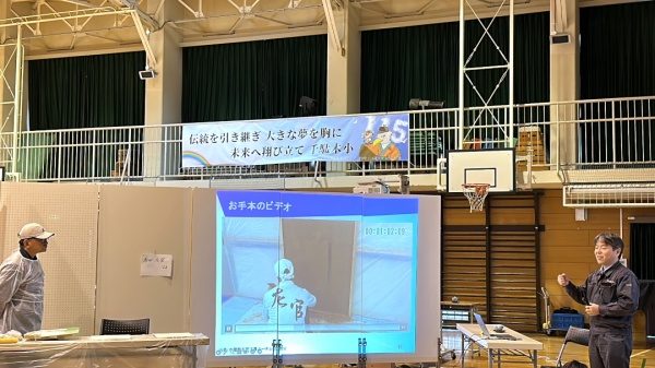 千駄木小学校にて講師として左官を紹介する原田左官工業所代表取締役社長原田宗亮