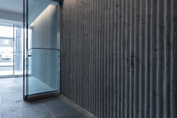 マンションエントランスに施工した竹垣模様の造形モルタル壁