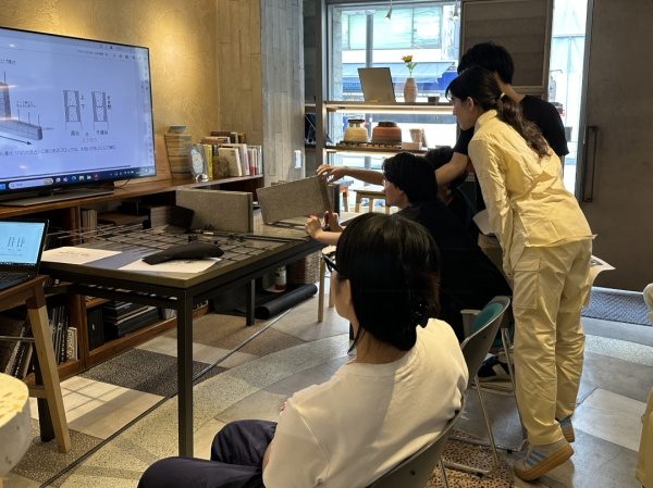 元請さんの新入社員に向けての左官研修。座学シーン