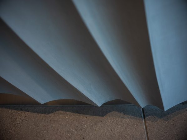 オフィスビル壁面に施工した立体的な珪藻土壁